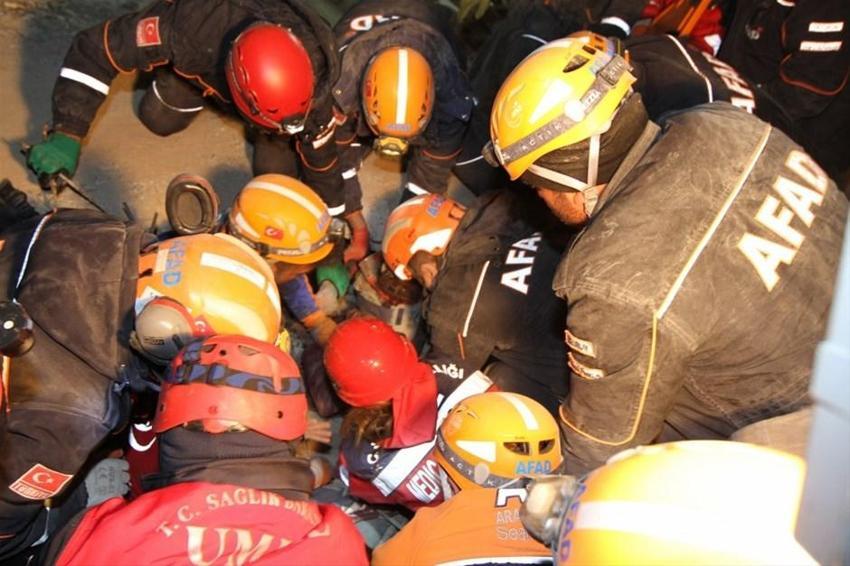 Elazığ'da deprem! Çok sayıda ölü ve yaralı var, Hatun Teyze de kurtarıldı...