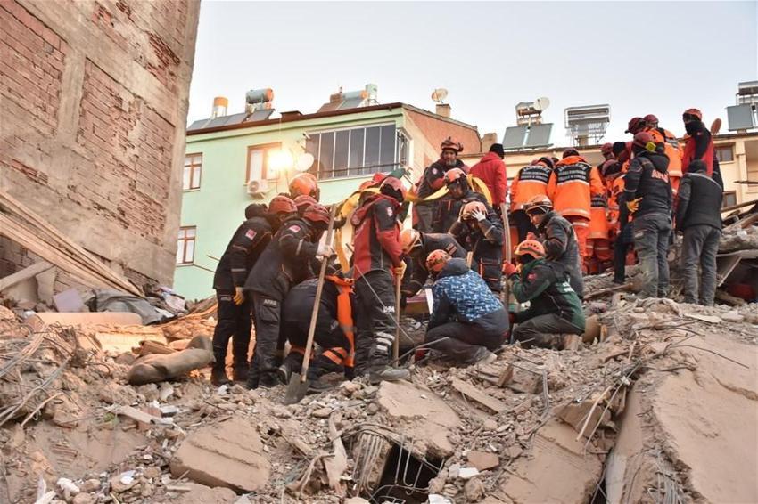 Elazığ'da deprem! Çok sayıda ölü ve yaralı var, Hatun Teyze de kurtarıldı...