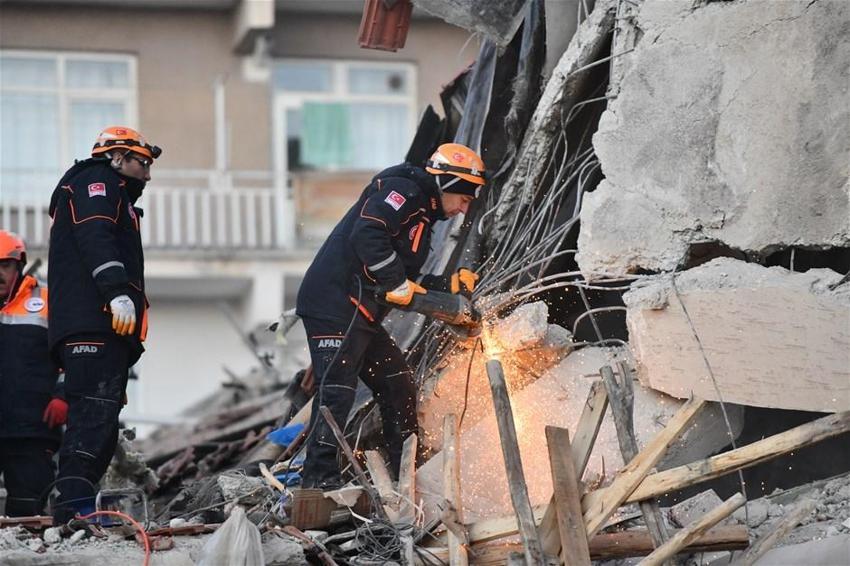 Elazığ'da deprem! Çok sayıda ölü ve yaralı var, Hatun Teyze de kurtarıldı...