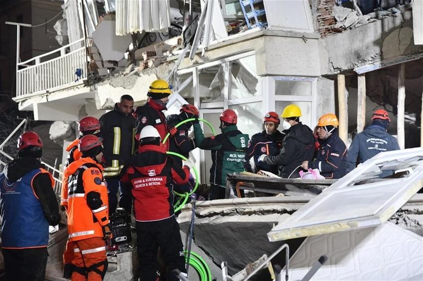 Elazığ'da deprem! Çok sayıda ölü ve yaralı var, Hatun Teyze de kurtarıldı...