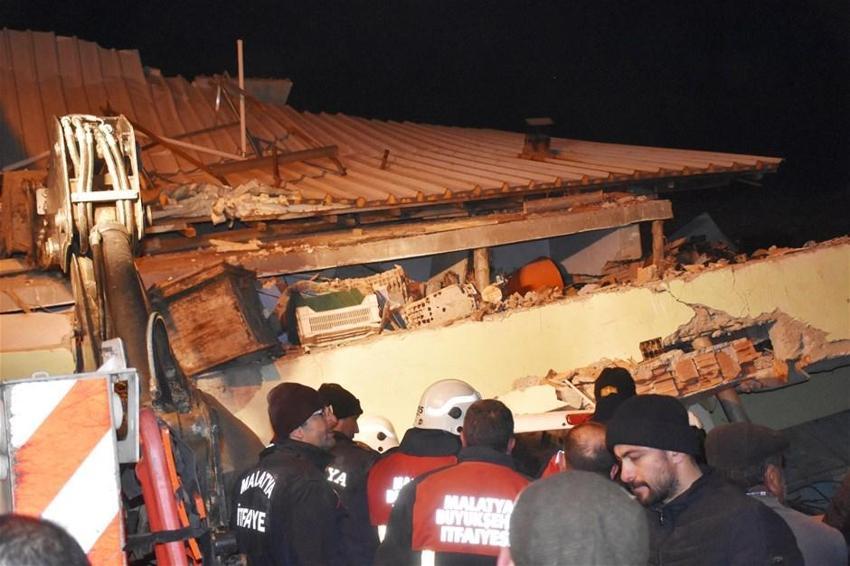 Elazığ'da deprem! Çok sayıda ölü ve yaralı var, Hatun Teyze de kurtarıldı...