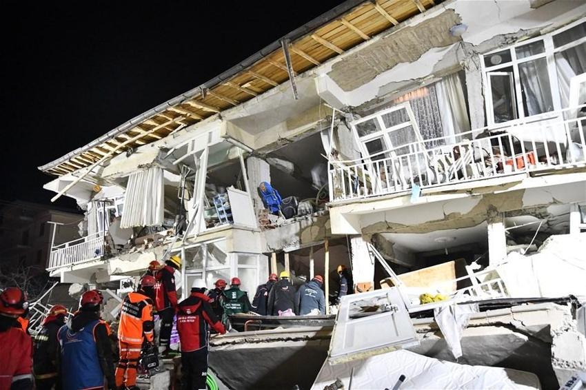 Elazığ'da deprem! Çok sayıda ölü ve yaralı var, Hatun Teyze de kurtarıldı...