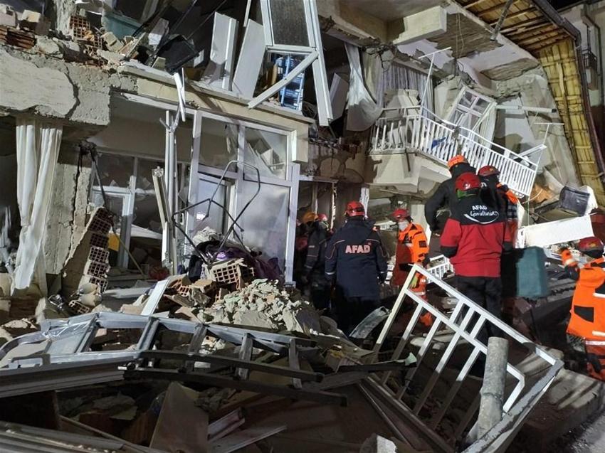 Elazığ'da deprem! Çok sayıda ölü ve yaralı var, Hatun Teyze de kurtarıldı...