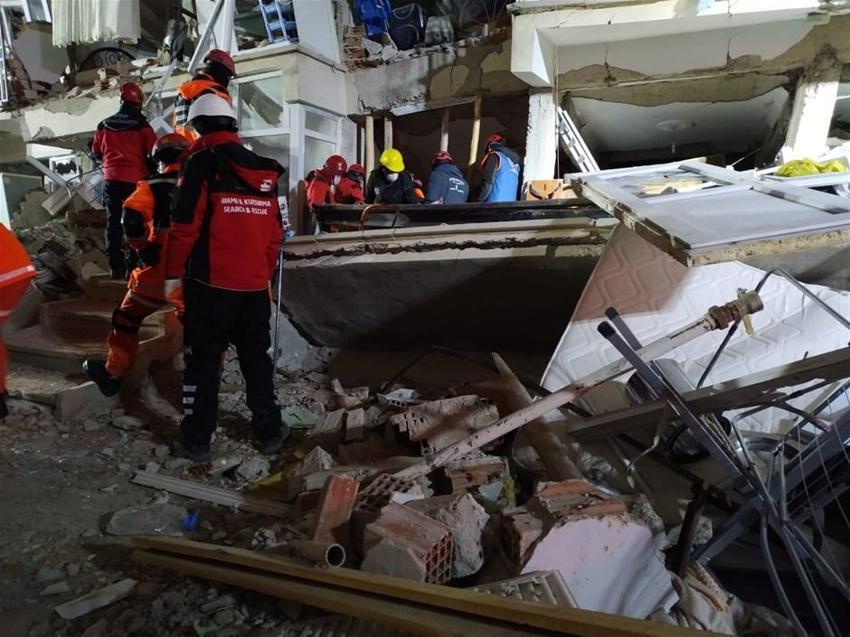 Elazığ'da deprem! Çok sayıda ölü ve yaralı var, Hatun Teyze de kurtarıldı...