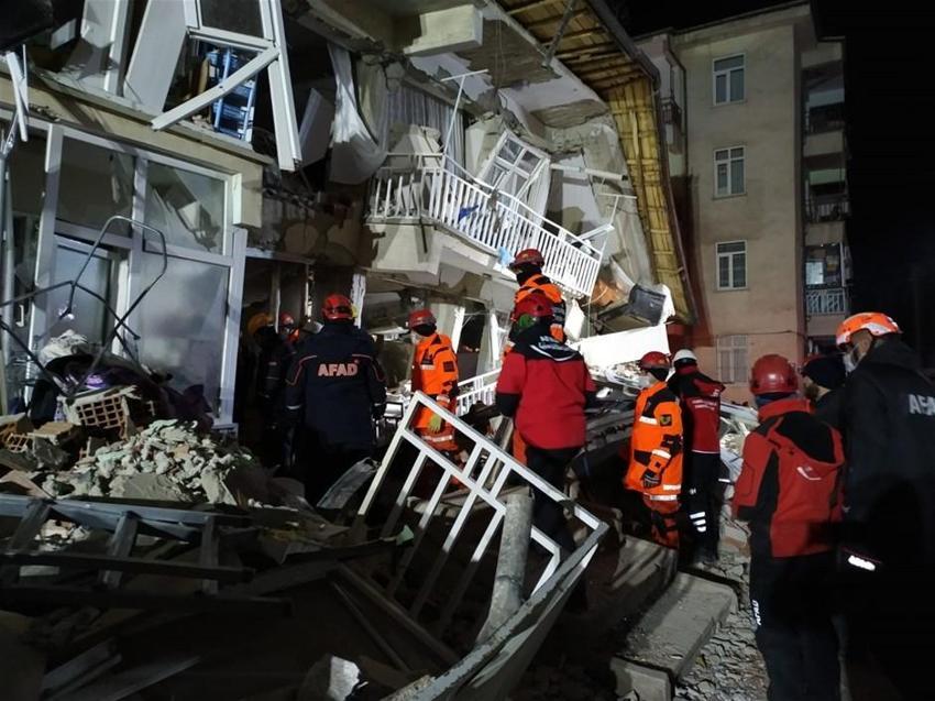 Elazığ'da deprem! Çok sayıda ölü ve yaralı var, Hatun Teyze de kurtarıldı...