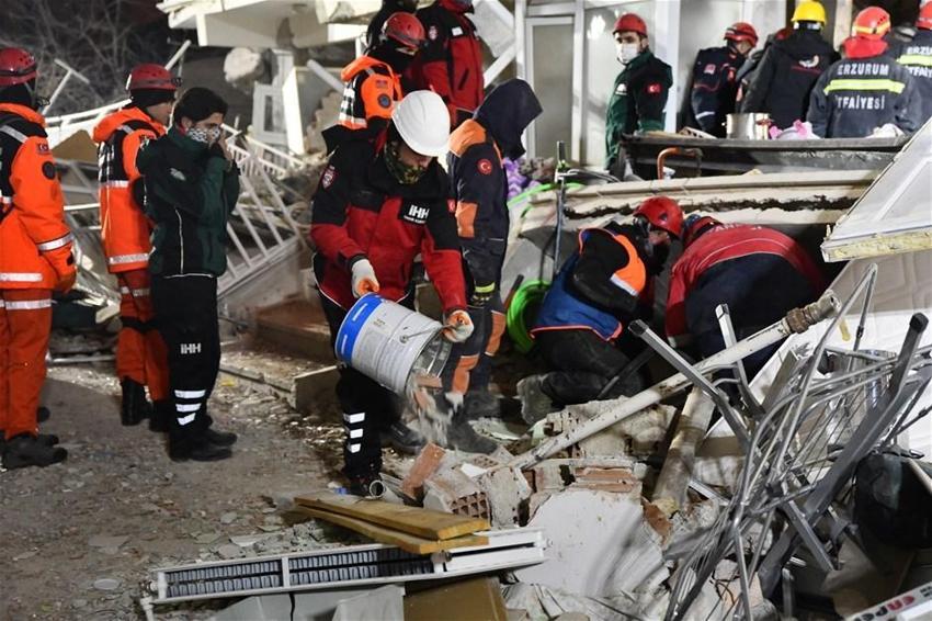 Elazığ'da deprem! Çok sayıda ölü ve yaralı var, Hatun Teyze de kurtarıldı...