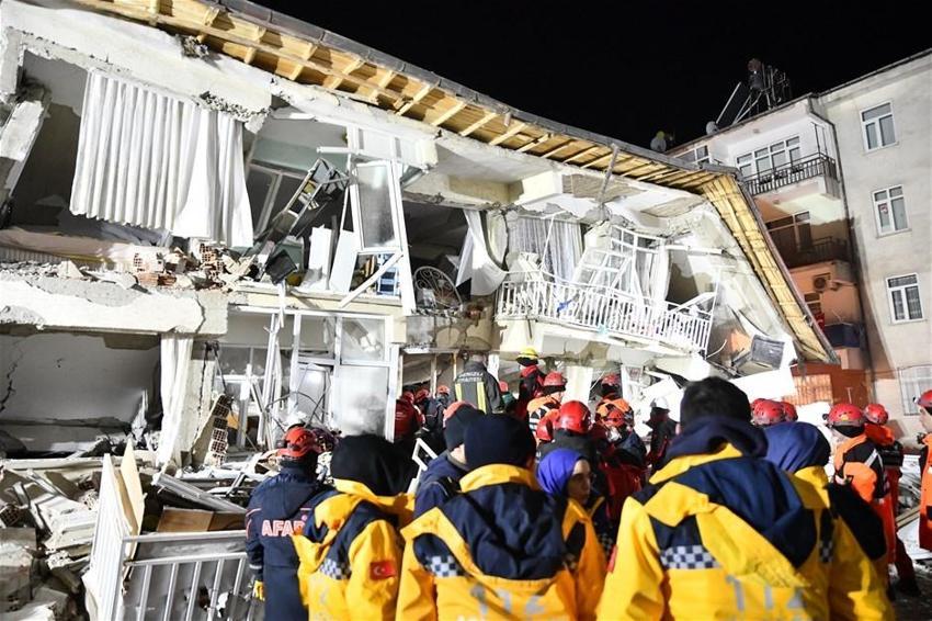 Elazığ'da deprem! Çok sayıda ölü ve yaralı var, Hatun Teyze de kurtarıldı...