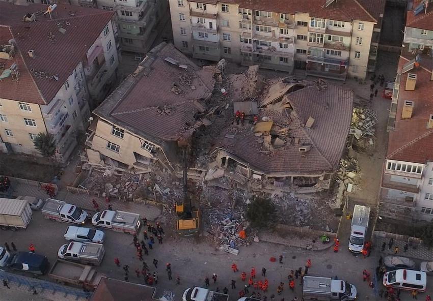 Elazığ'da deprem! Çok sayıda ölü ve yaralı var, Hatun Teyze de kurtarıldı...