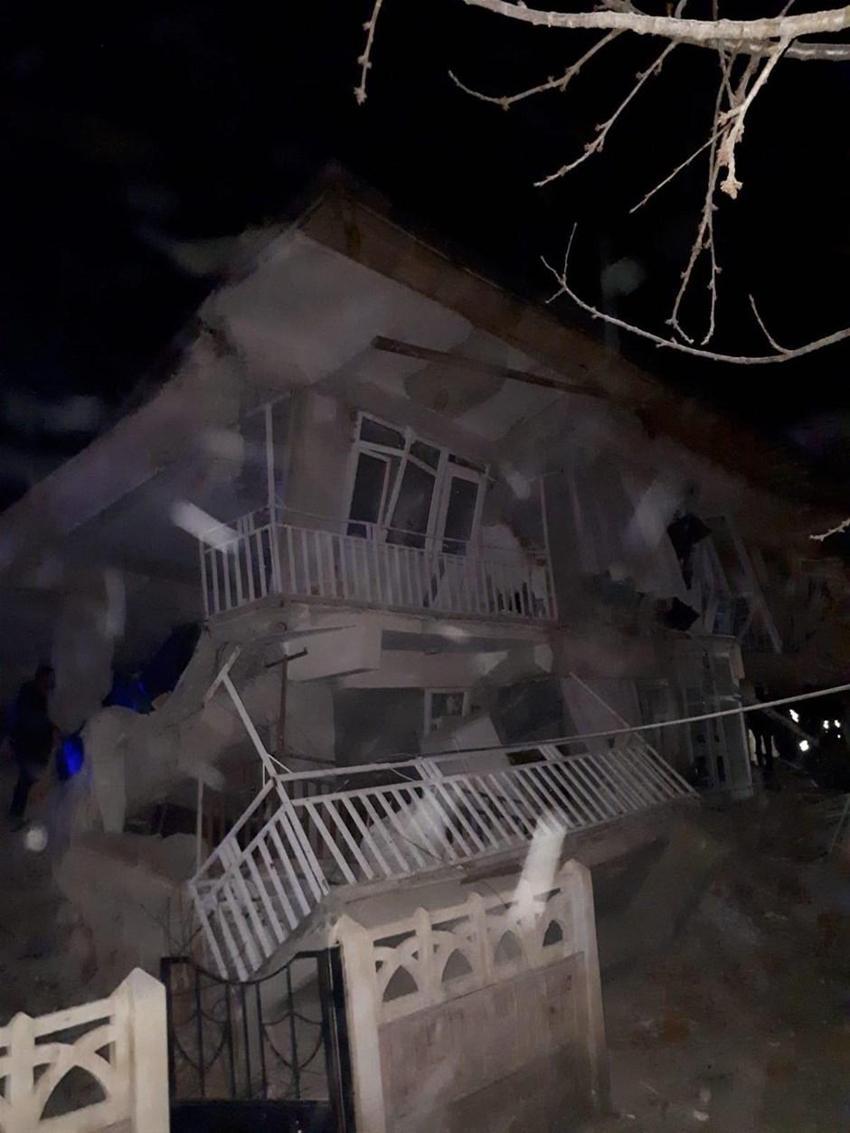Elazığ'da deprem! Çok sayıda ölü ve yaralı var, Hatun Teyze de kurtarıldı...