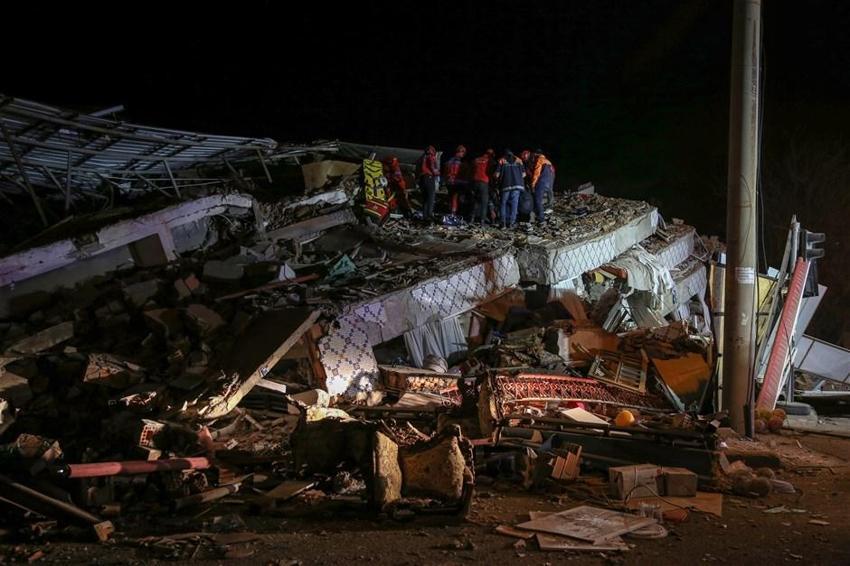 Elazığ'da deprem! Çok sayıda ölü ve yaralı var, Hatun Teyze de kurtarıldı...