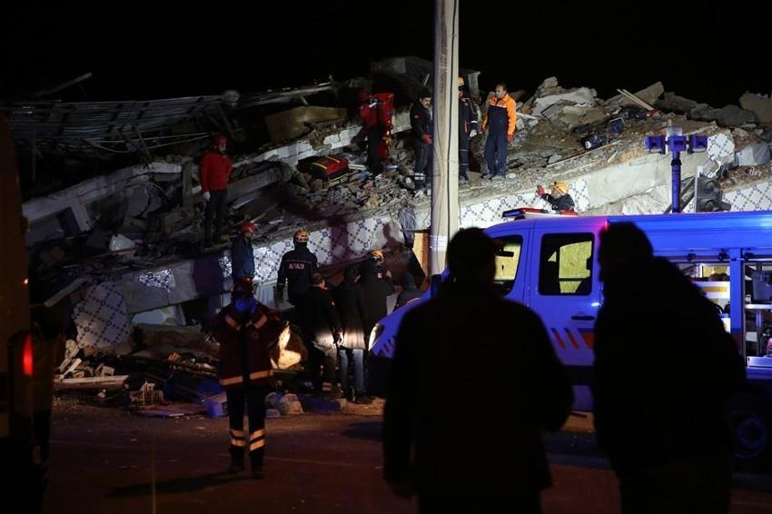 Elazığ'da deprem! Çok sayıda ölü ve yaralı var, Hatun Teyze de kurtarıldı...