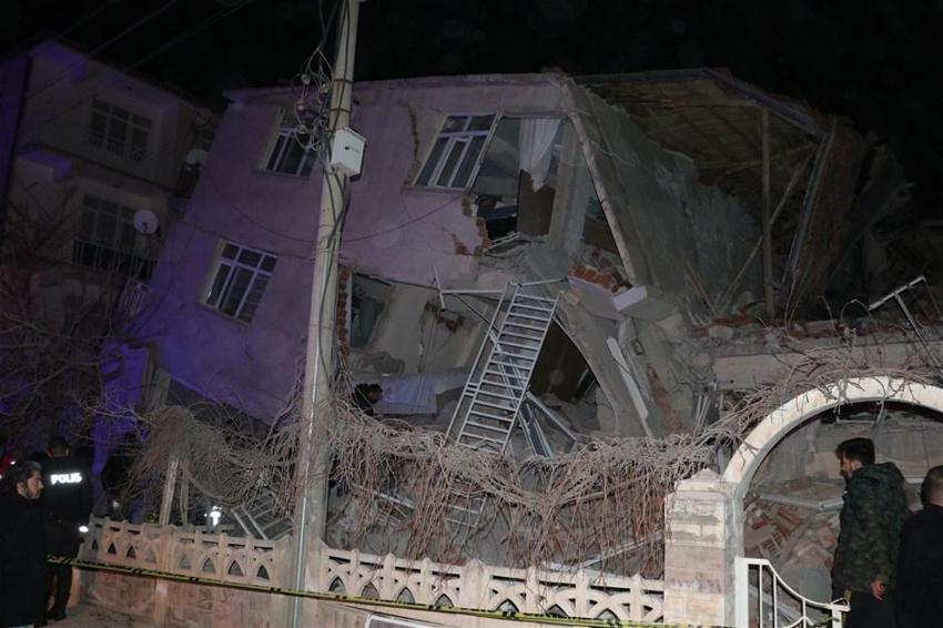 Elazığ'da deprem! Çok sayıda ölü ve yaralı var, Hatun Teyze de kurtarıldı...