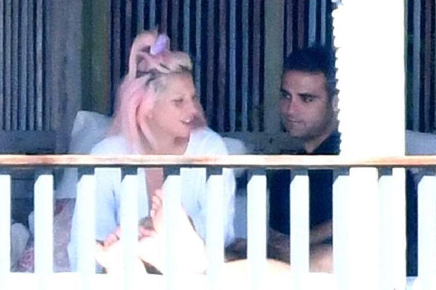 Lady Gaga balkonda gizemli sevgilisi ile çok fena yakalandı