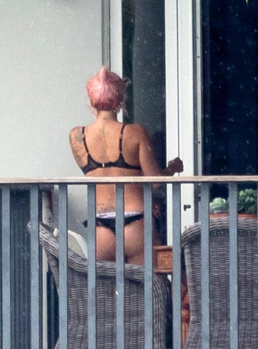 Lady Gaga balkonda gizemli sevgilisi ile çok fena yakalandı