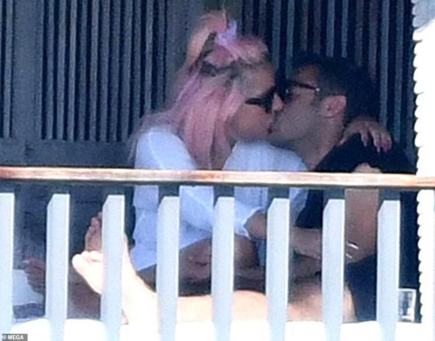 Lady Gaga balkonda gizemli sevgilisi ile çok fena yakalandı