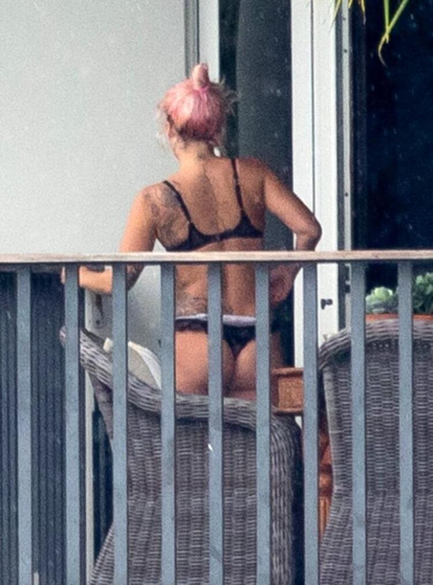 Lady Gaga balkonda gizemli sevgilisi ile çok fena yakalandı