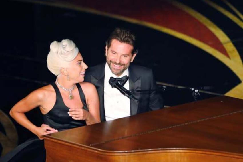 Lady Gaga balkonda gizemli sevgilisi ile çok fena yakalandı
