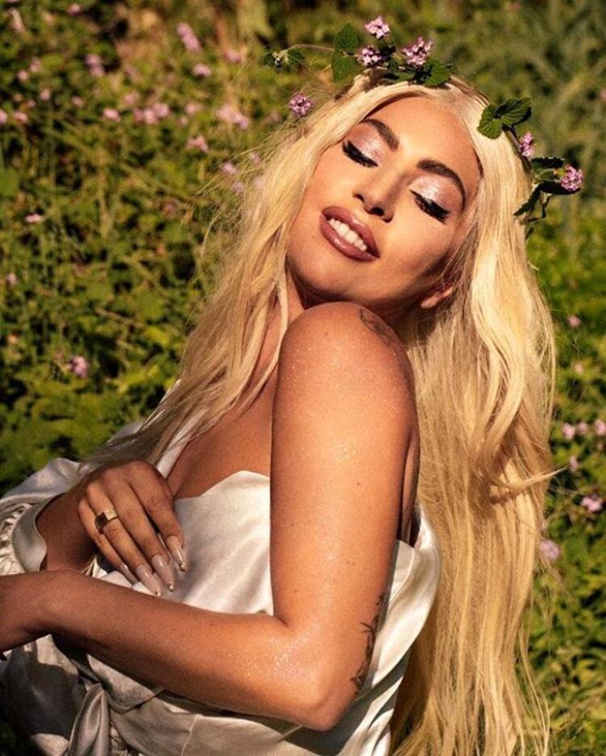 Lady Gaga balkonda gizemli sevgilisi ile çok fena yakalandı