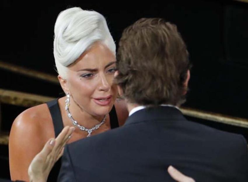 Lady Gaga balkonda gizemli sevgilisi ile çok fena yakalandı