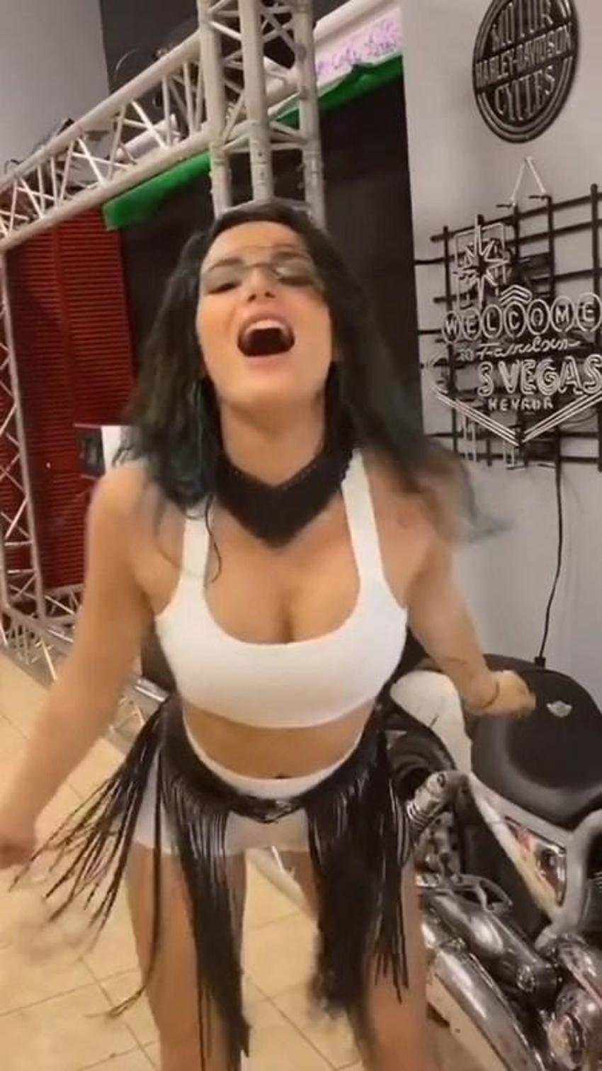 Bella Thorne'dan kalça dansı!