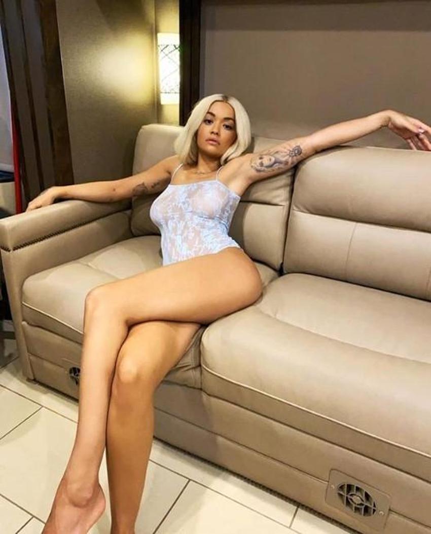 Rita Ora Instagram'ı salladı! İç çamaşırsız pozları..