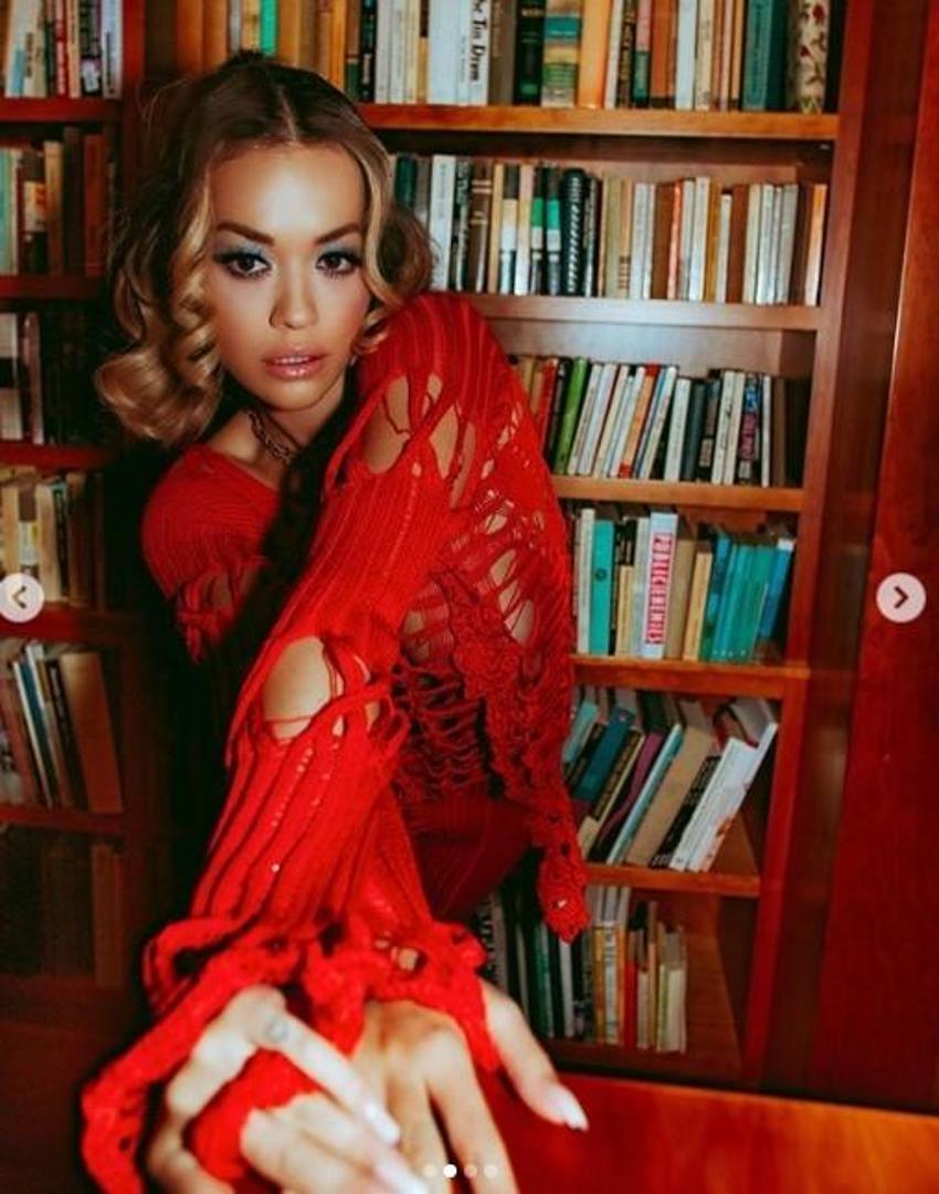 Rita Ora Instagram'ı salladı! İç çamaşırsız pozları..