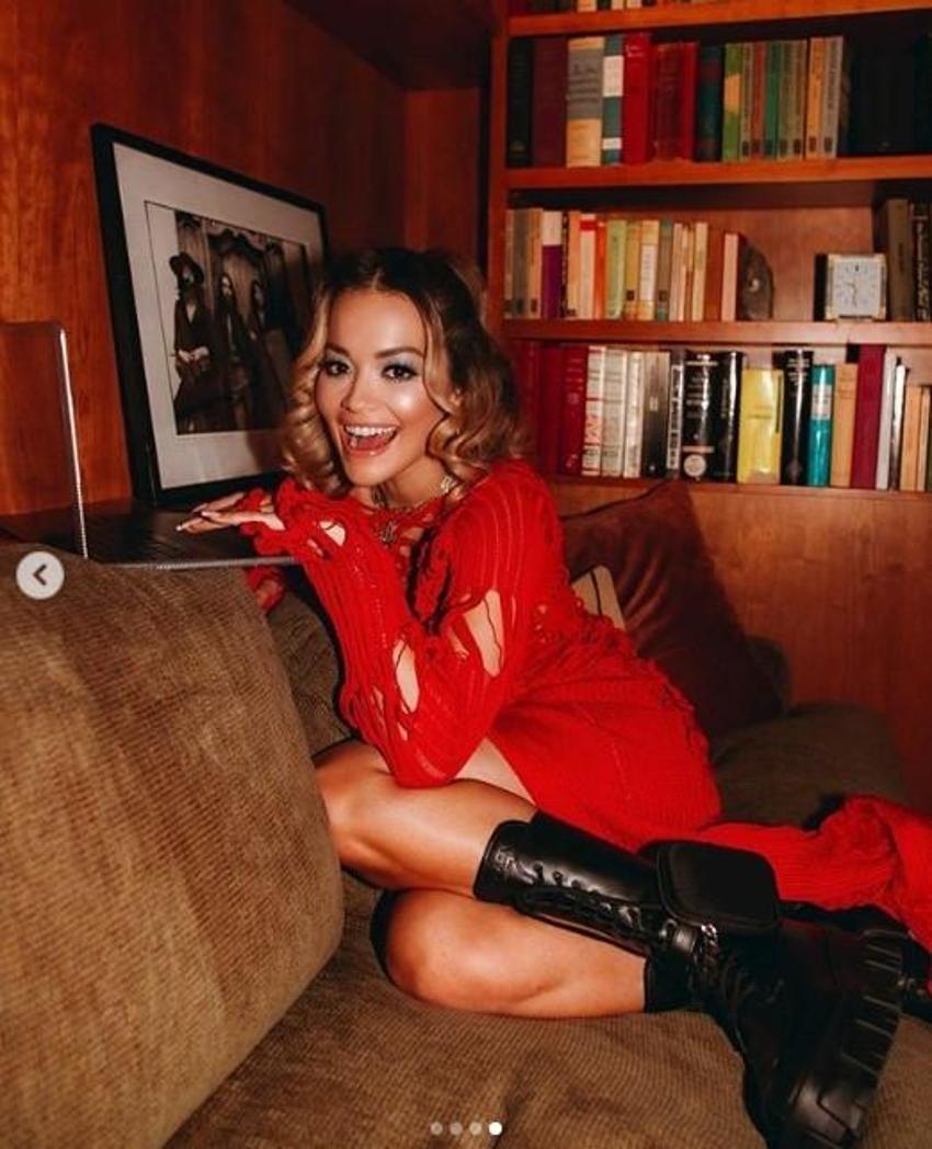 Rita Ora Instagram'ı salladı! İç çamaşırsız pozları..