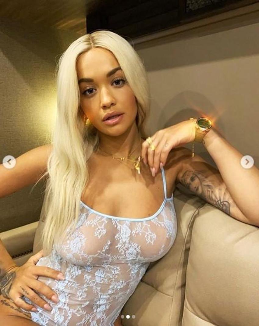 Rita Ora Instagram'ı salladı! İç çamaşırsız pozları..