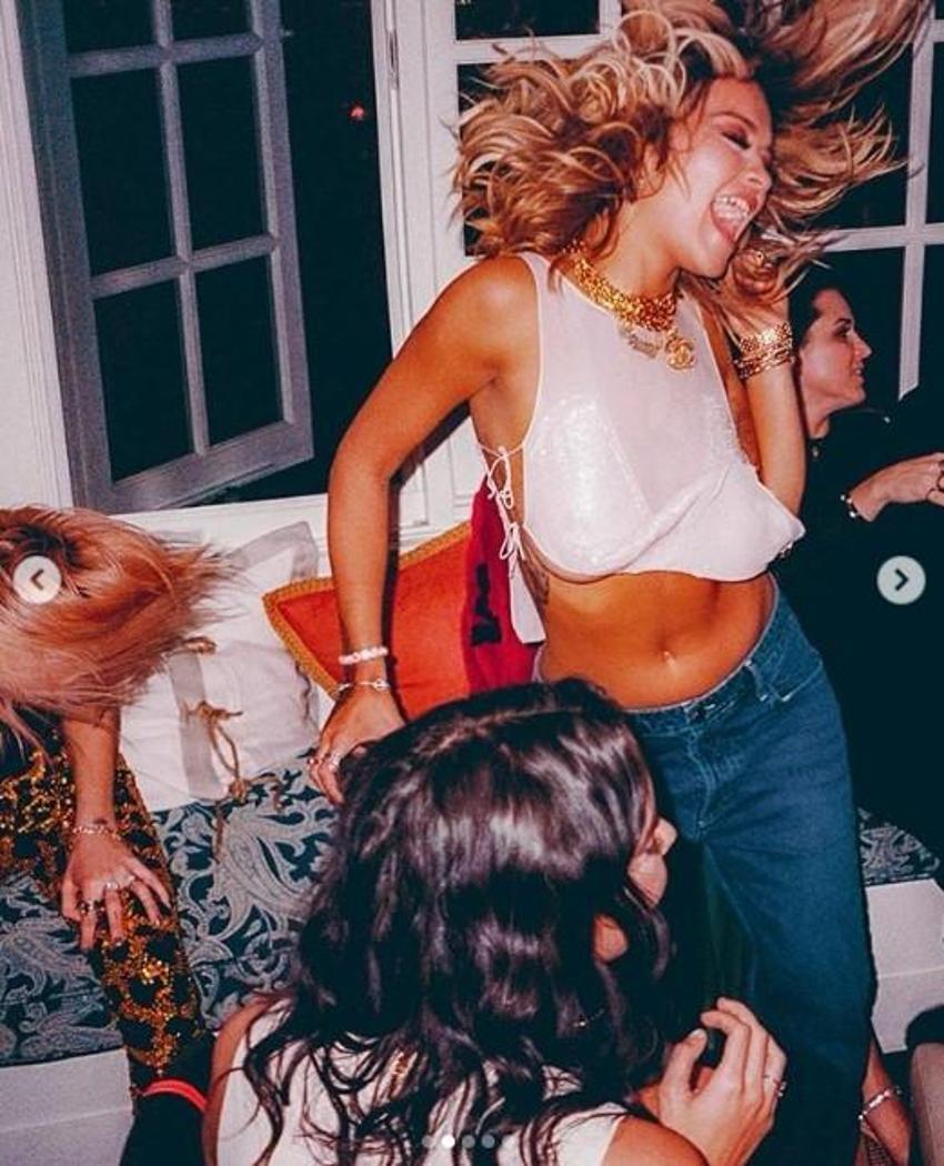 Rita Ora Instagram'ı salladı! İç çamaşırsız pozları..