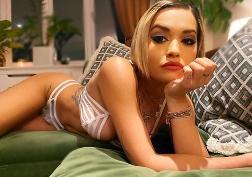 Rita Ora Instagram'ı salladı! İç çamaşırsız pozları..