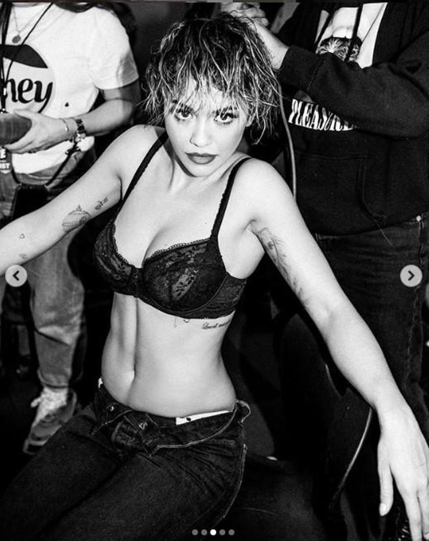 Rita Ora Instagram'ı salladı! İç çamaşırsız pozları..