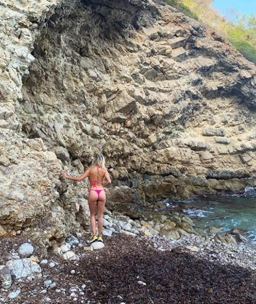 Rita Ora Instagram'ı salladı! İç çamaşırsız pozları..