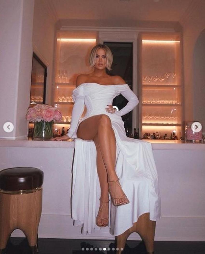 Khloe Kardashian beyaz dekoltesiyle büyüledi!