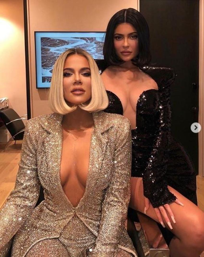 Khloe Kardashian beyaz dekoltesiyle büyüledi!