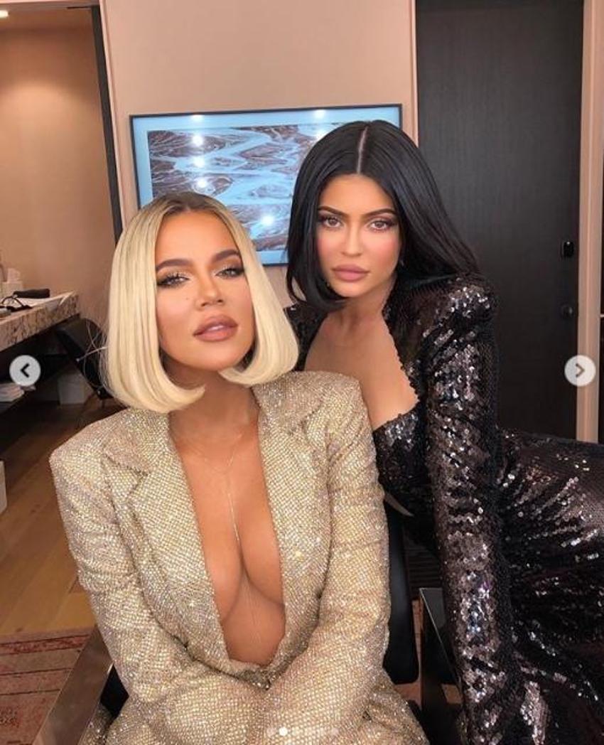 Khloe Kardashian beyaz dekoltesiyle büyüledi!