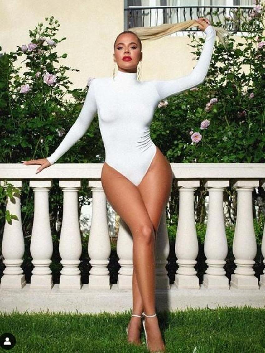 Khloe Kardashian beyaz dekoltesiyle büyüledi!