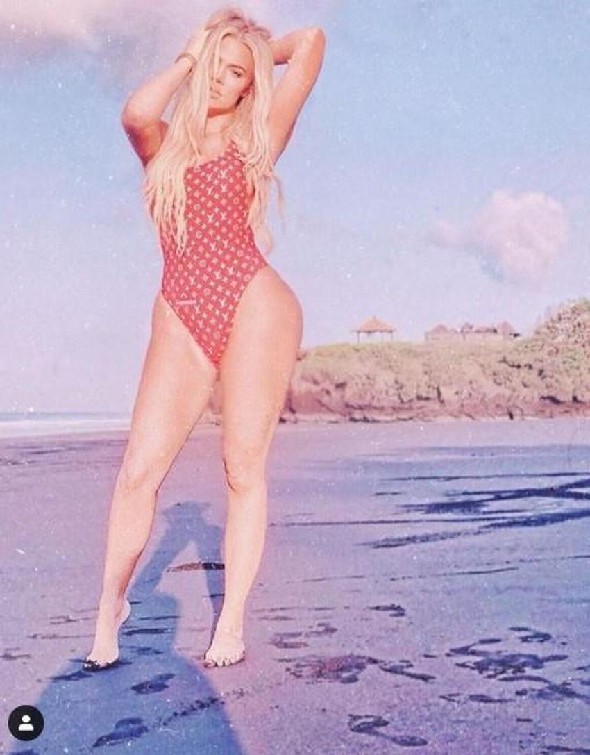 Khloe Kardashian beyaz dekoltesiyle büyüledi!