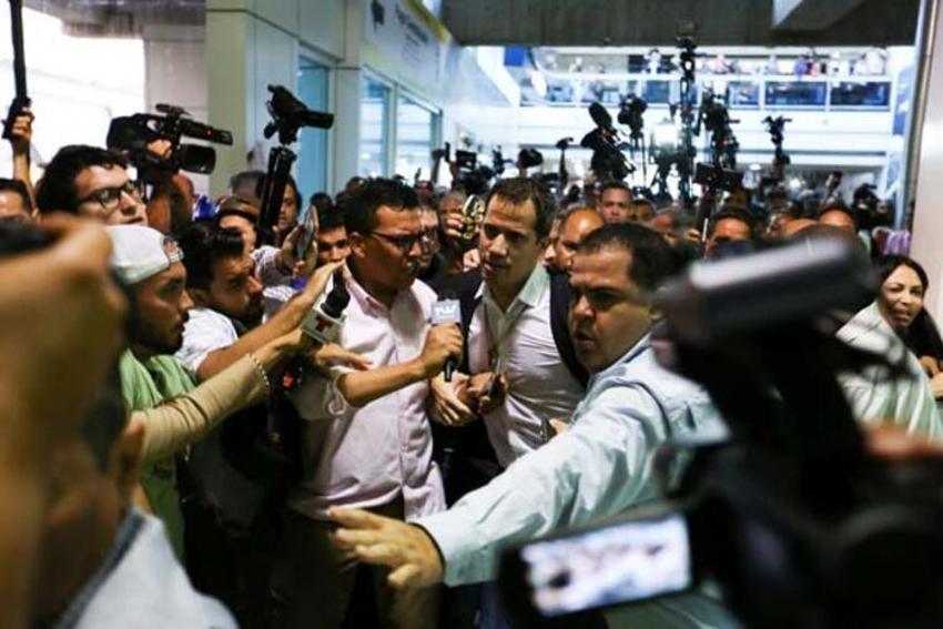 Venezuela'ya dönen Guaido'ya şok saldırı