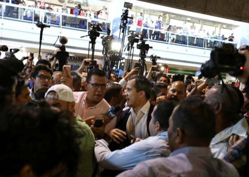 Venezuela'ya dönen Guaido'ya şok saldırı