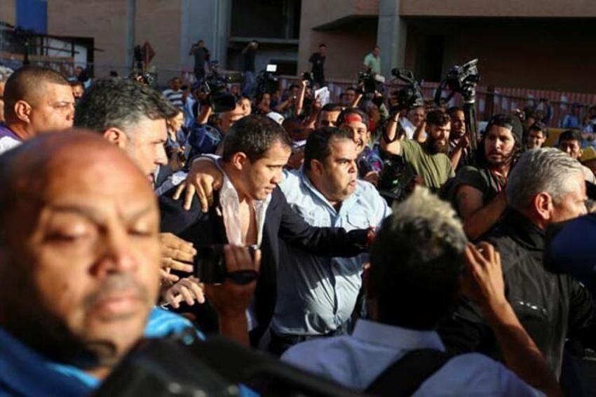Venezuela'ya dönen Guaido'ya şok saldırı