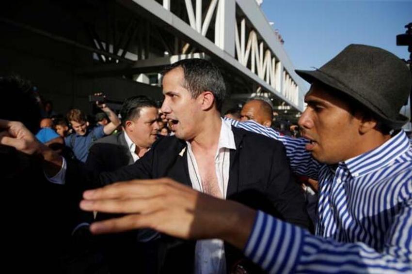 Venezuela'ya dönen Guaido'ya şok saldırı