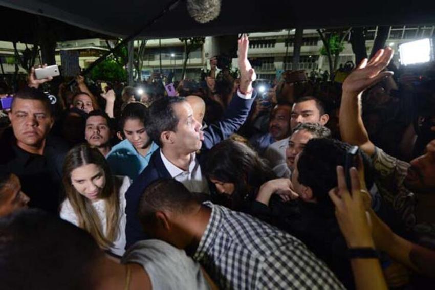 Venezuela'ya dönen Guaido'ya şok saldırı