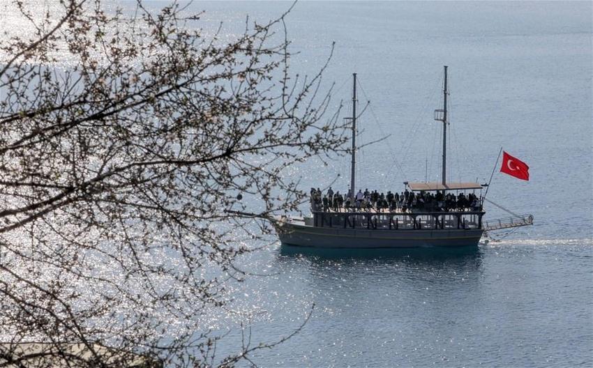 Antalya'da şubatta denize girdiler!