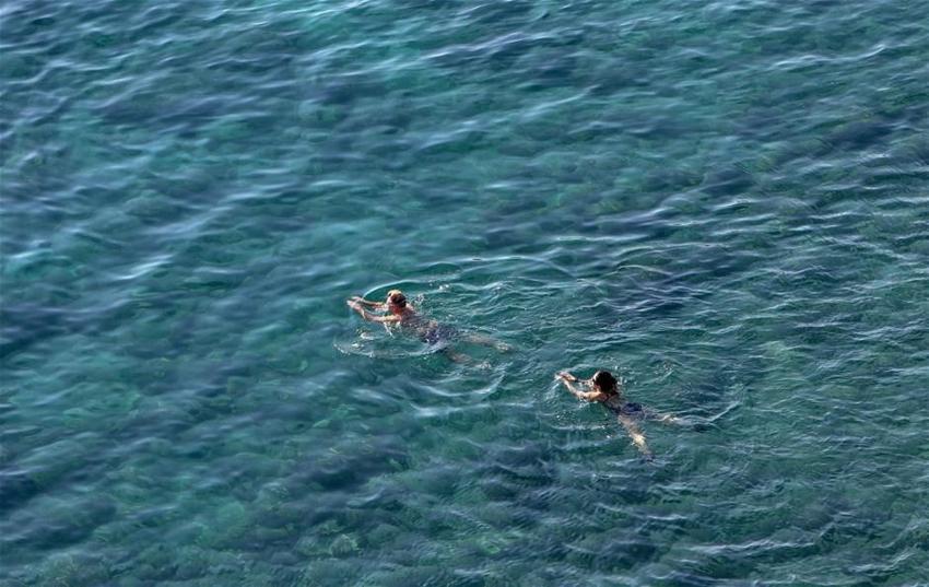 Antalya'da şubatta denize girdiler!