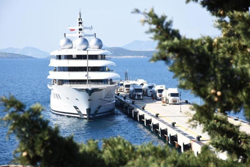 Bodrum'da demirleyen süper lüks yata 9 tanker yakıt ikmali...
