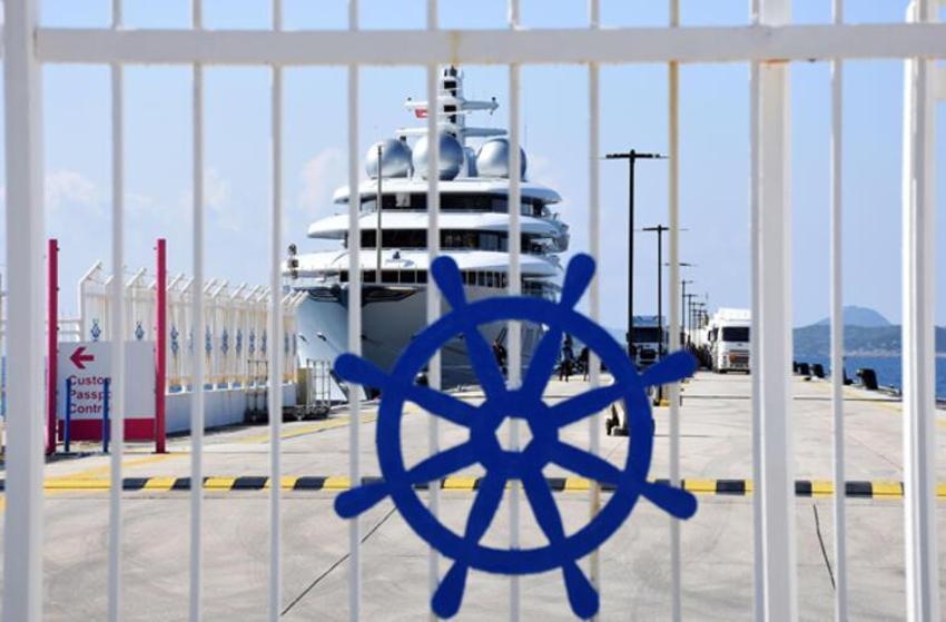 Bodrum'da demirleyen süper lüks yata 9 tanker yakıt ikmali...