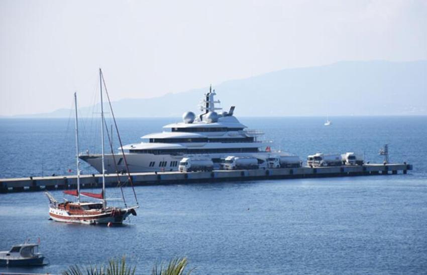 Bodrum'da demirleyen süper lüks yata 9 tanker yakıt ikmali...
