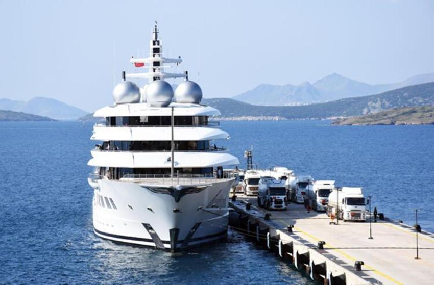 Bodrum'da demirleyen süper lüks yata 9 tanker yakıt ikmali...