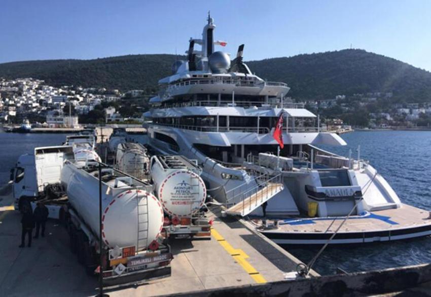 Bodrum'da demirleyen süper lüks yata 9 tanker yakıt ikmali...
