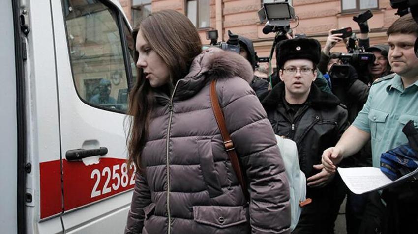Dünyada deprem etkisi yarattı! Rus kadın böyle götürüldü...